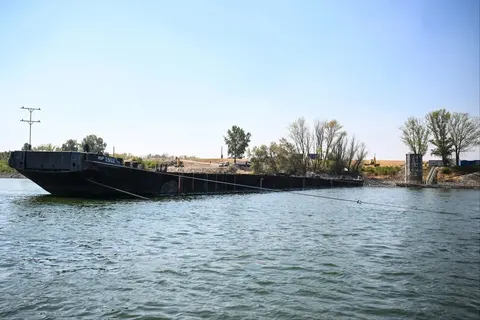 Угорщина затоплює баржі на Дунаї, щоб врятувати АЕС «Пакш» від зупинки