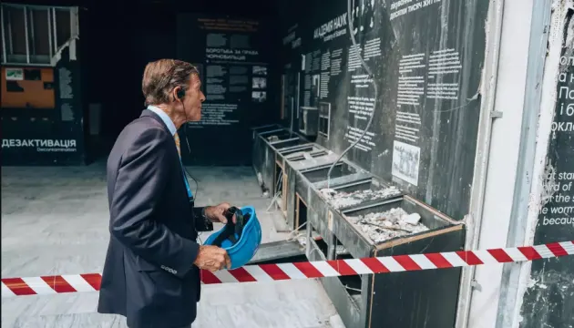 Сенатор США Блюменталь відвідав пошкоджений атакою РФ музей «Чорнобиль»
